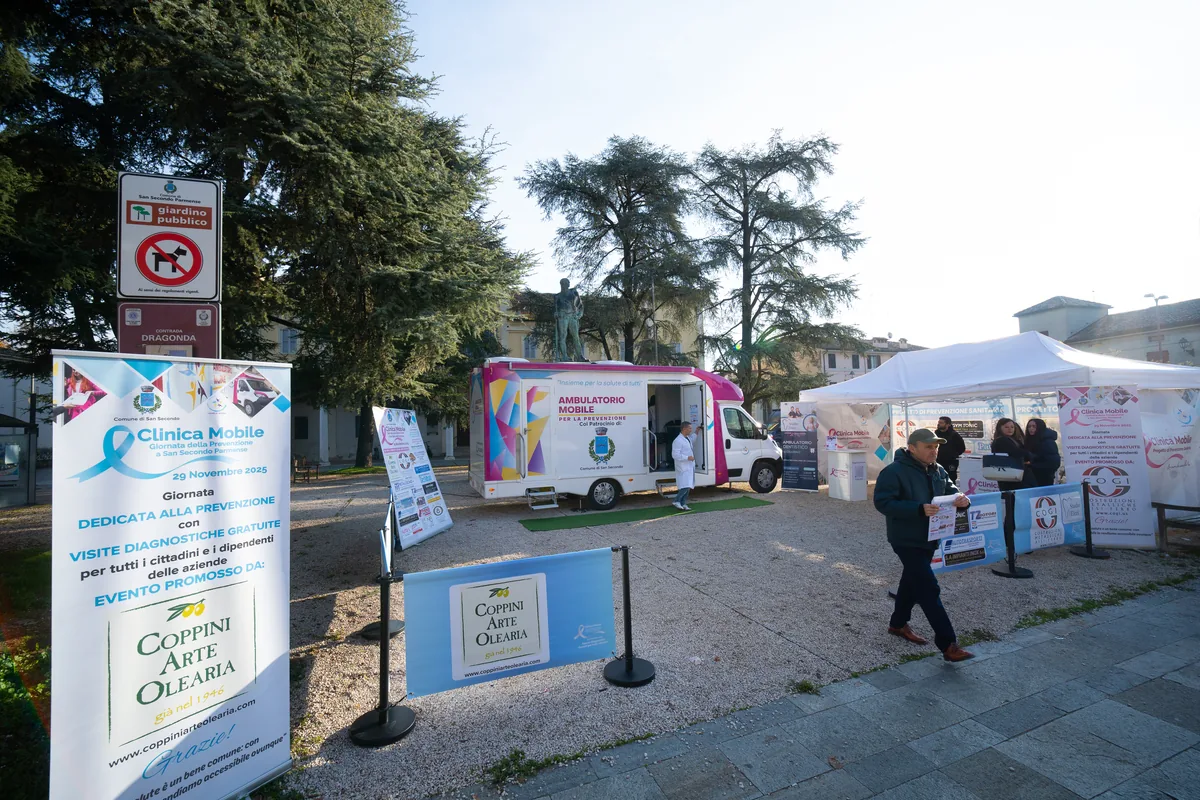 Cittadini alla giornata di prevenzione in Piazza Martiri della Libertà a San Secondo Parmense