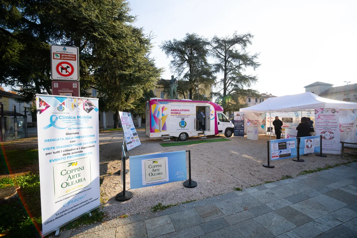 Cittadini alla giornata di prevenzione in Piazza Martiri della Libertà a San Secondo Parmense