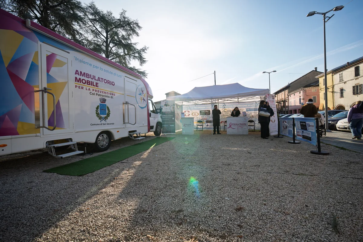 Cittadini alla giornata di prevenzione in Piazza Martiri della Libertà a San Secondo Parmense