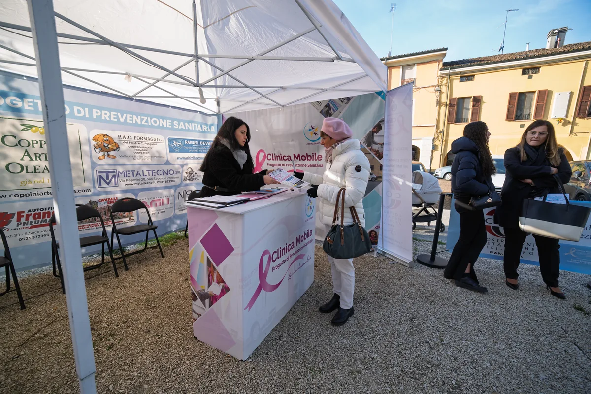 Cittadini alla giornata di prevenzione in Piazza Martiri della Libertà a San Secondo Parmense