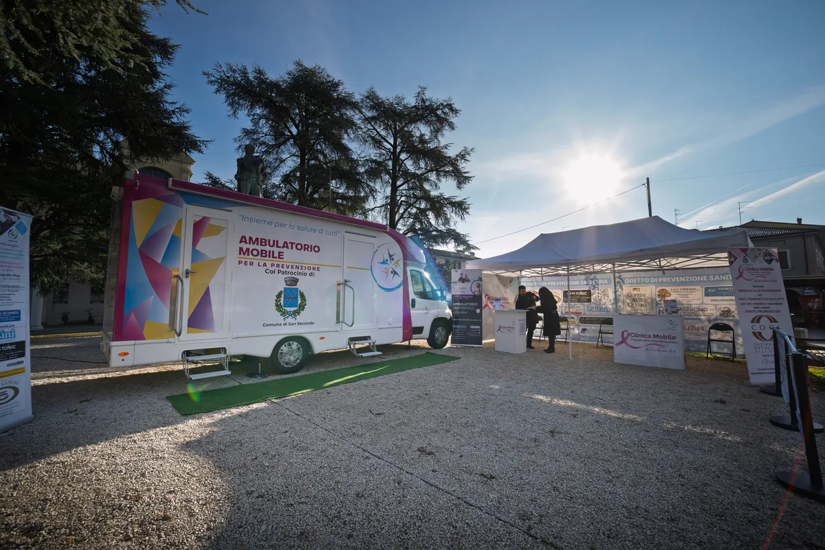 Cittadini alla giornata di prevenzione in Piazza Martiri della Libertà a San Secondo Parmense