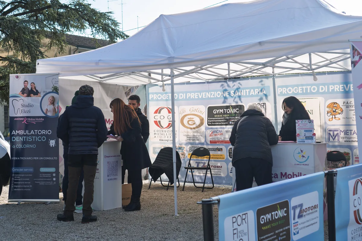 Cittadini alla giornata di prevenzione in Piazza Martiri della Libertà a San Secondo Parmense