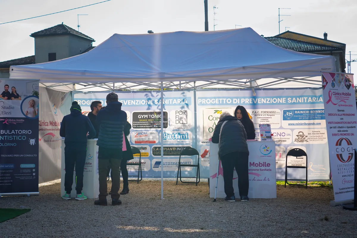 Cittadini alla giornata di prevenzione in Piazza Martiri della Libertà a San Secondo Parmense
