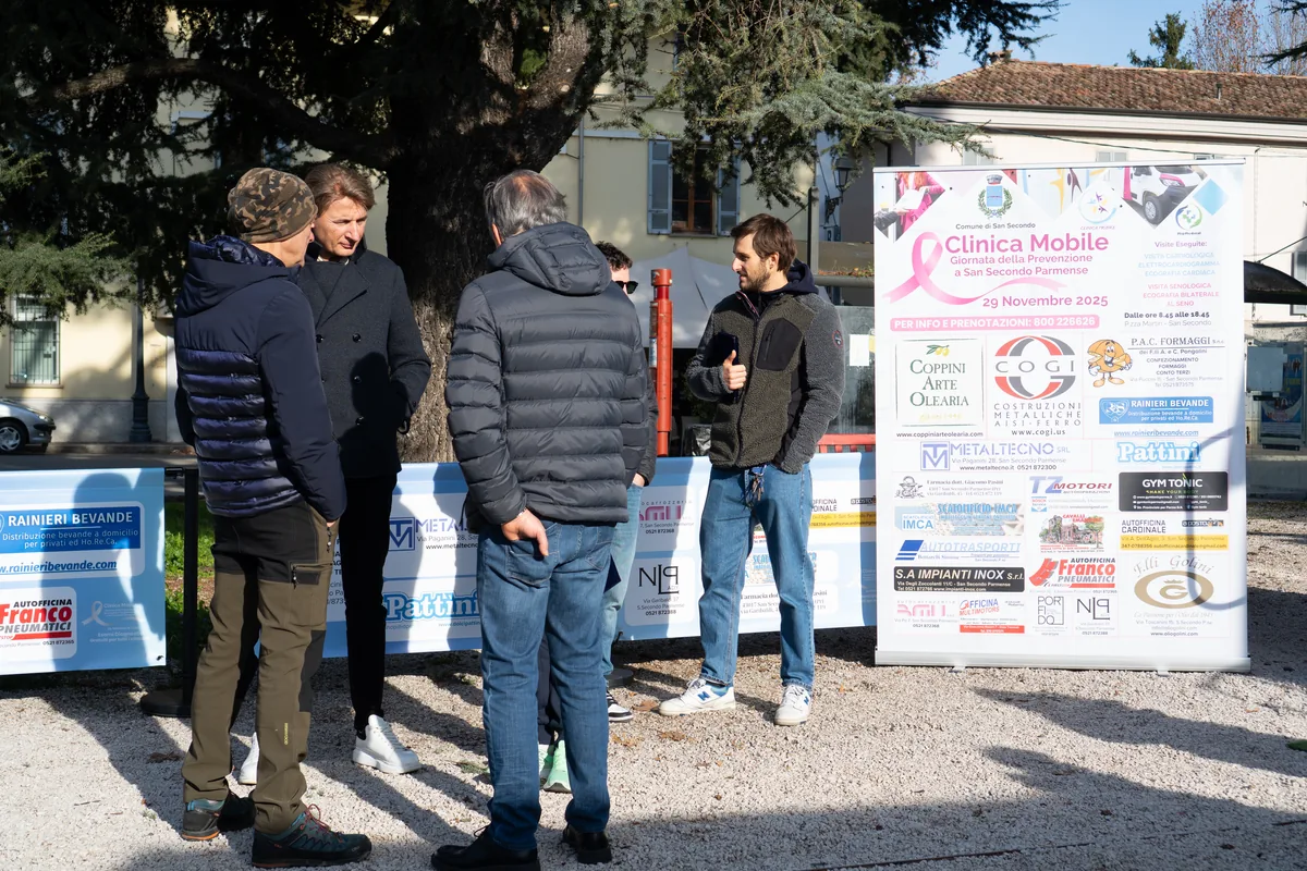 Cittadini alla giornata di prevenzione in Piazza Martiri della Libertà a San Secondo Parmense