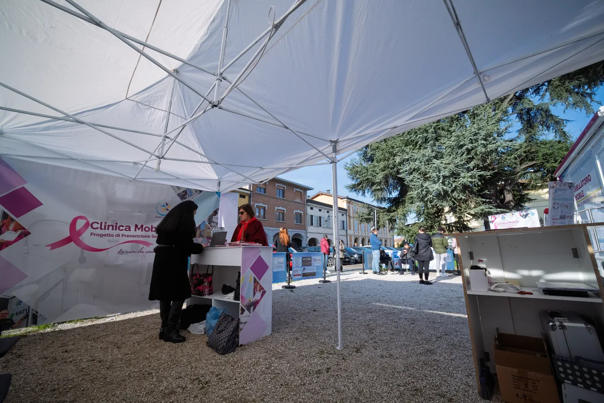 Visita all'interno dell'ambulatorio mobile a San Secondo Parmense