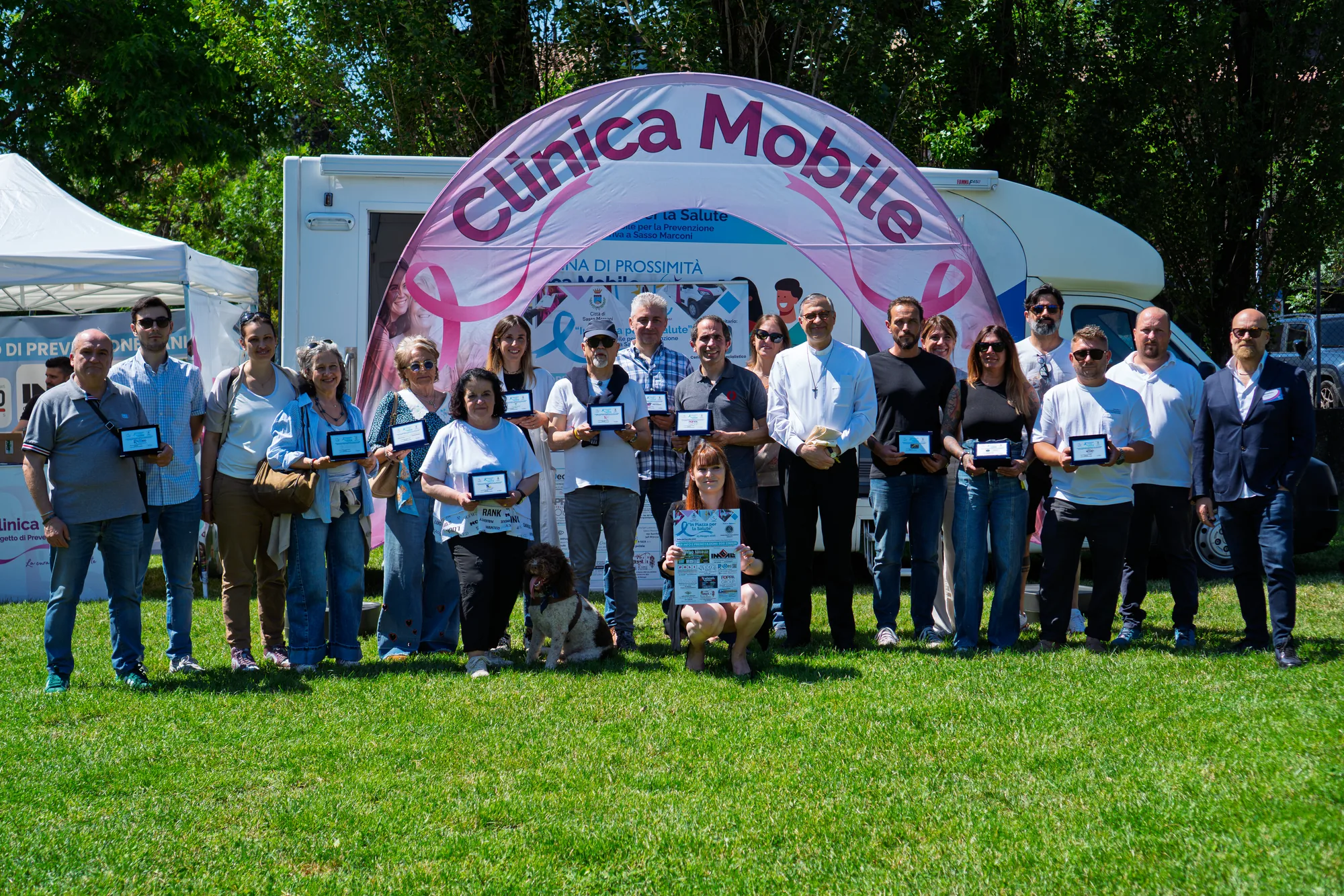 Clinica Mobile a Sasso Marconi: foto di gruppo della giornata di prevenzione di prossimità