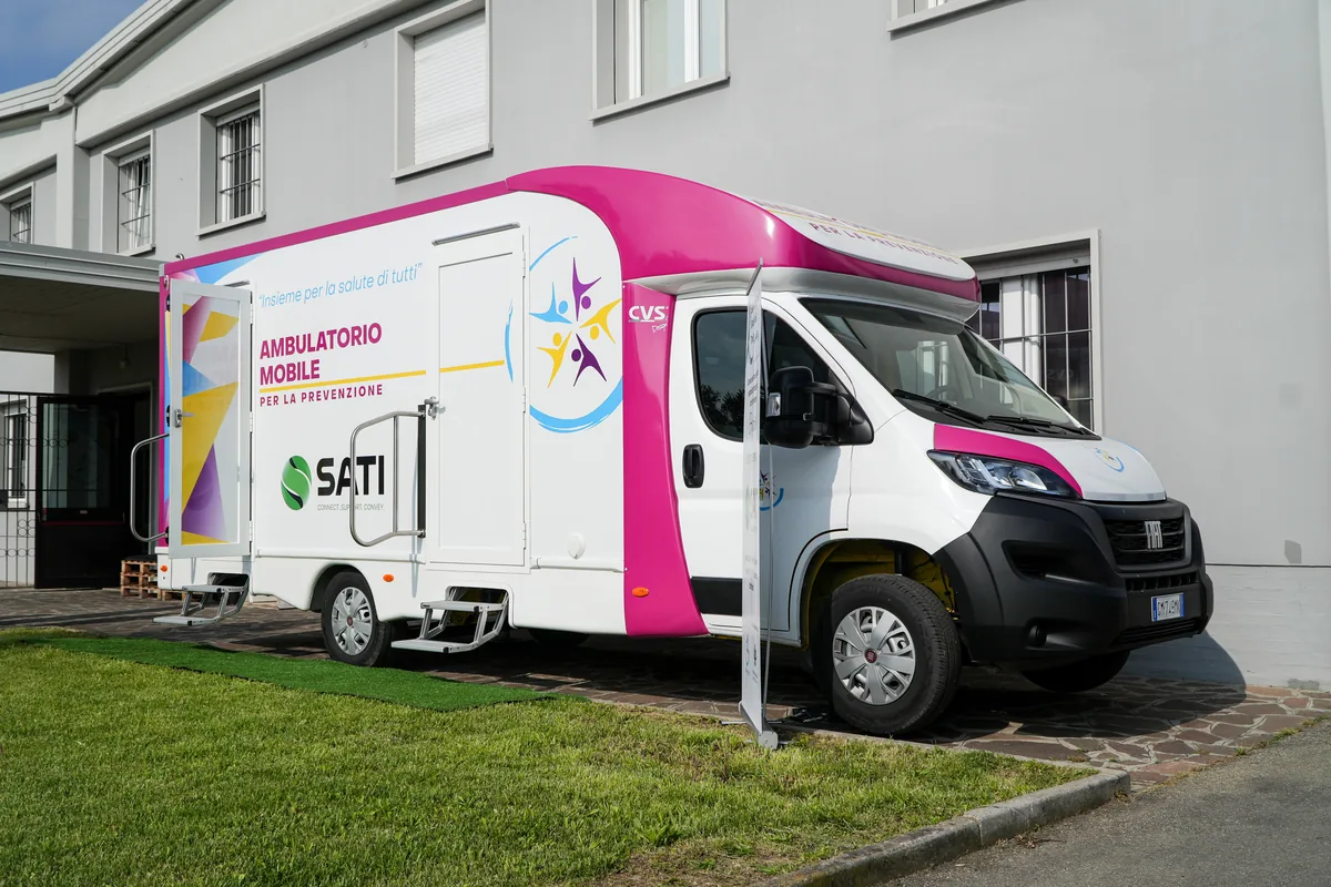 L'ambulatorio mobile della Clinica Mobile alla sede di SATI Group per lo screening tiroideo