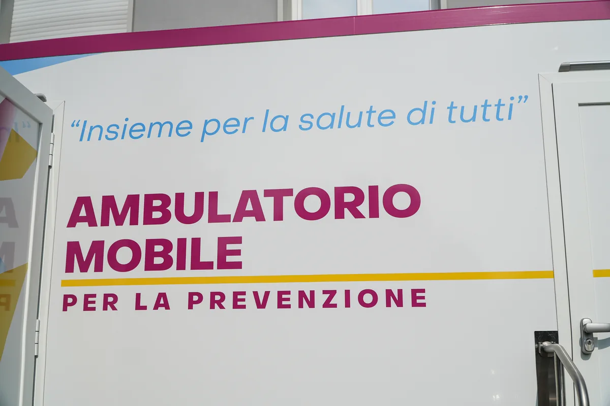 L'ambulatorio mobile della Clinica Mobile alla sede di SATI Group per lo screening tiroideo