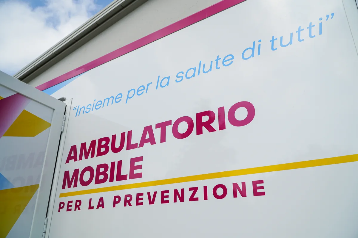 L'ambulatorio mobile della Clinica Mobile alla sede di SATI Group per lo screening tiroideo