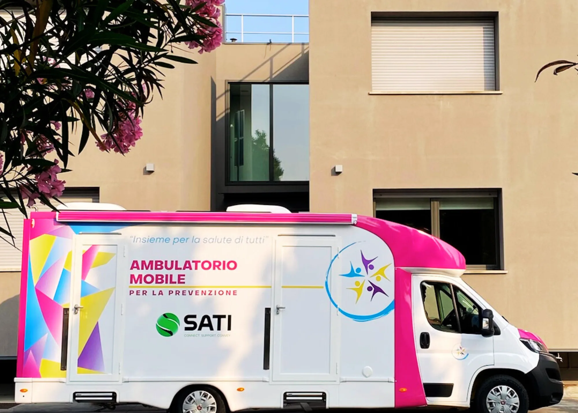 L'ambulatorio mobile della Clinica Mobile davanti alla sede di SATI Group per lo screening tiroideo