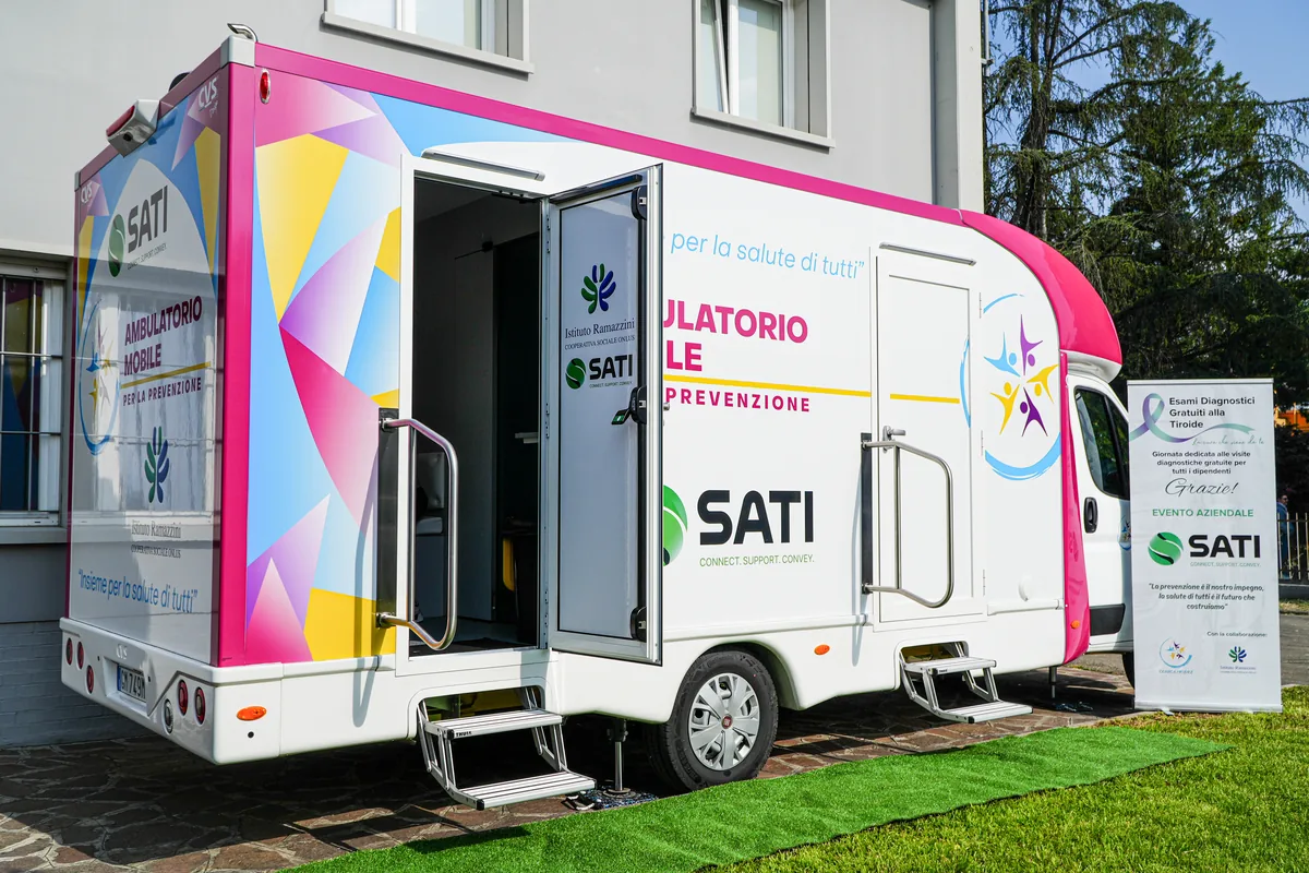 Operatrici e dipendenti all'ambulatorio mobile della Clinica Mobile a SATI Group
