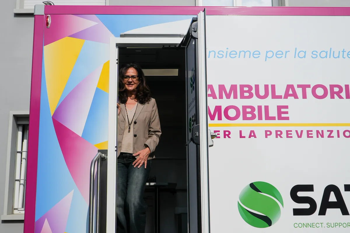 Operatrici e dipendenti all'ambulatorio mobile della Clinica Mobile a SATI Group