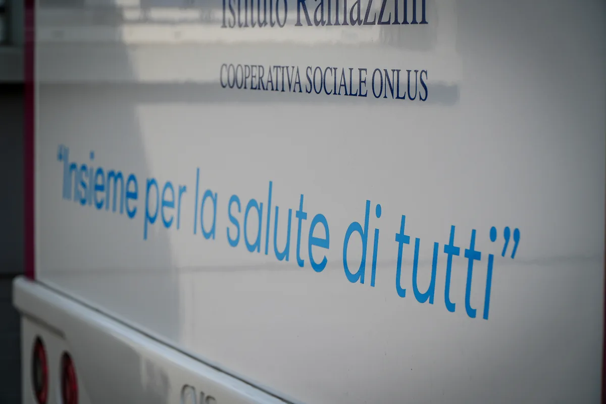 Operatrici e dipendenti all'ambulatorio mobile della Clinica Mobile a SATI Group