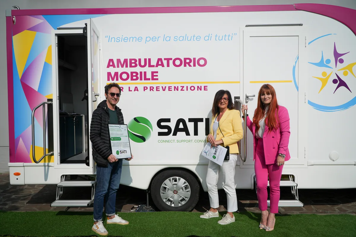 Operatrici e dipendenti all'ambulatorio mobile della Clinica Mobile a SATI Group