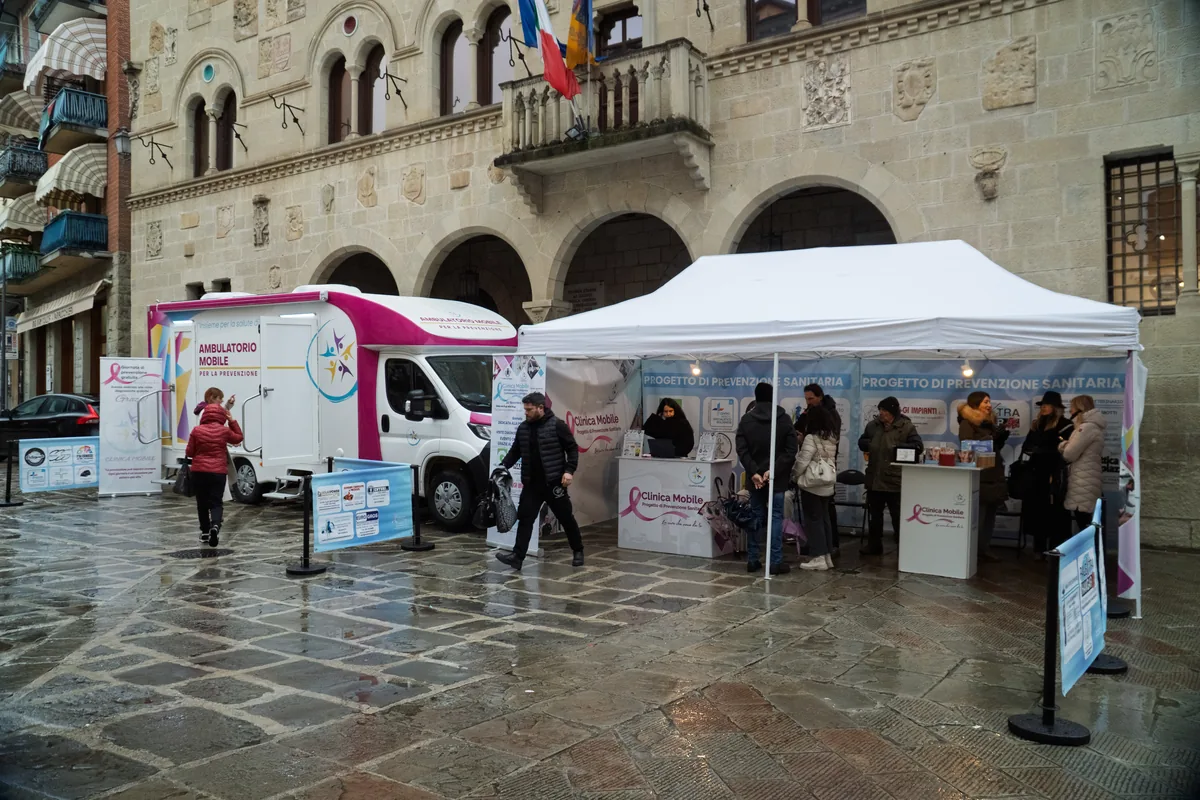 L'ambulatorio mobile e i gazebo della Clinica Mobile in piazza a Vergato