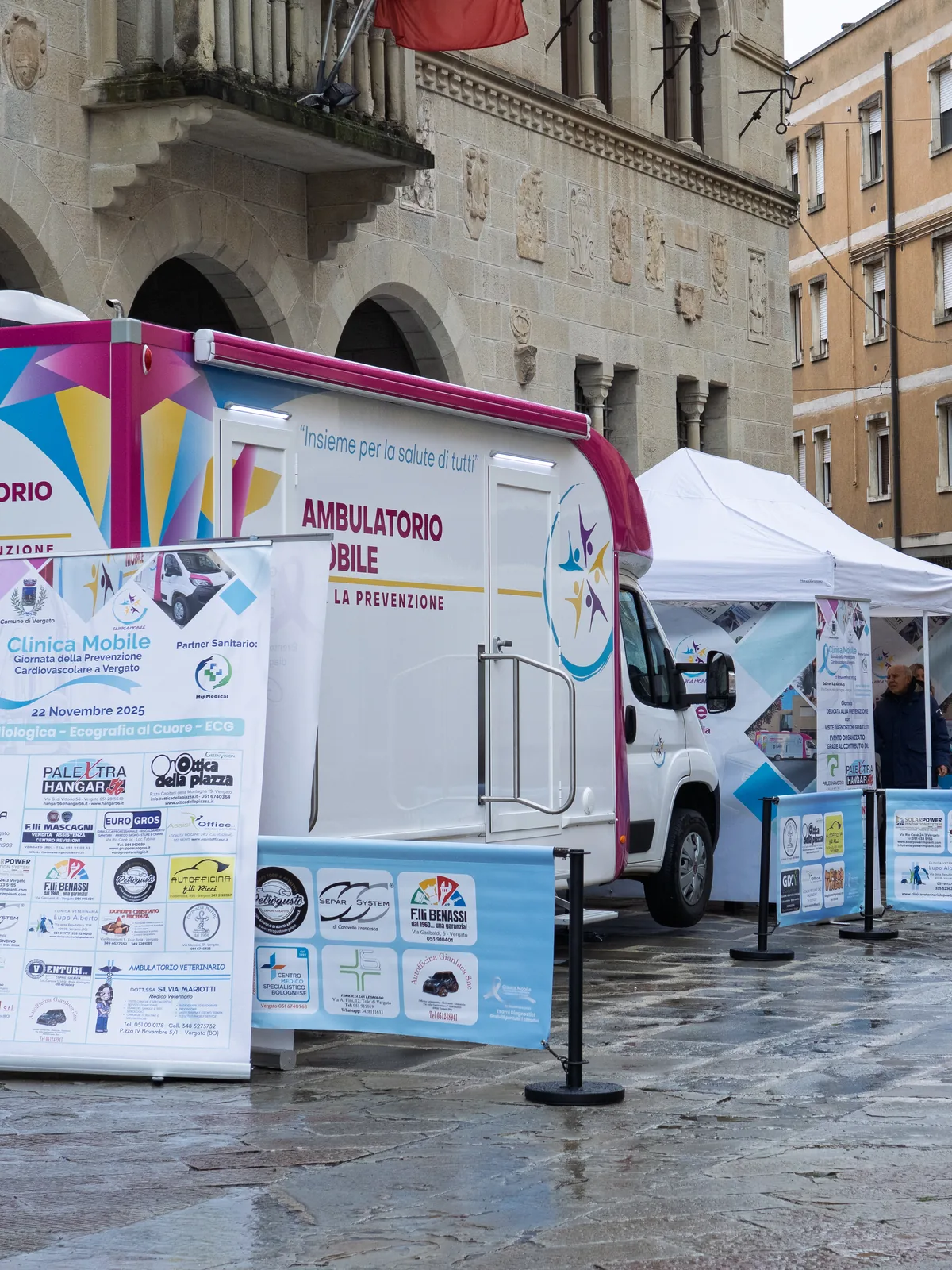 L'ambulatorio mobile della Clinica Mobile allestito in piazza a Vergato