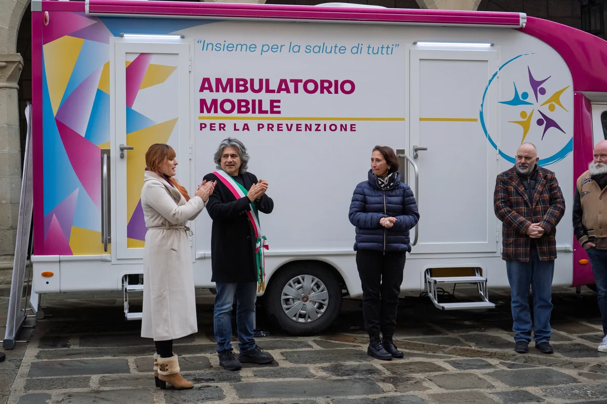 Consegna di un attestato a un partner a Vergato