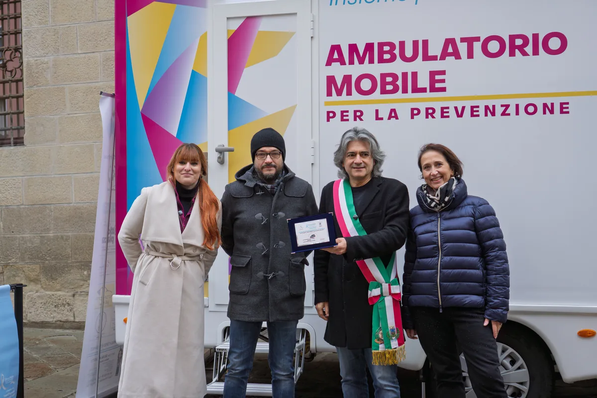 Partner premiati davanti all'ambulatorio mobile a Vergato
