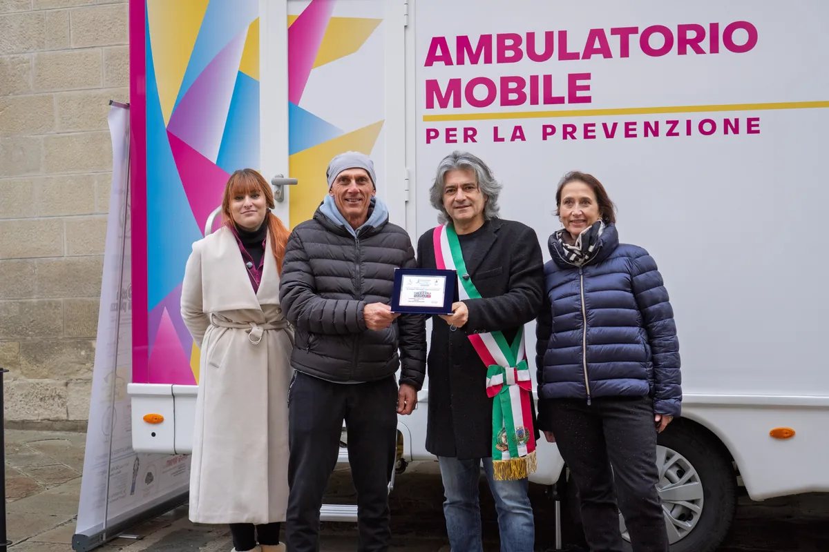Consegna di un attestato a Vergato