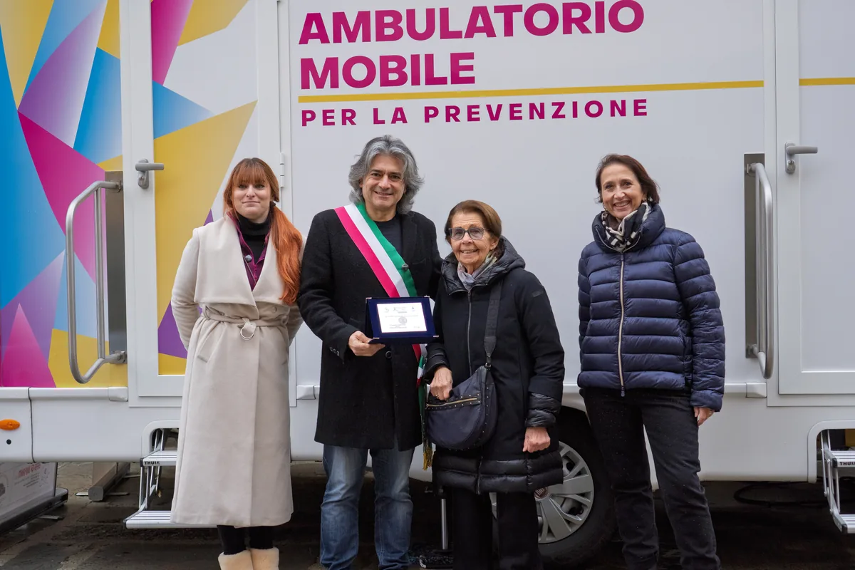 Consegna di un attestato a un partner a Vergato