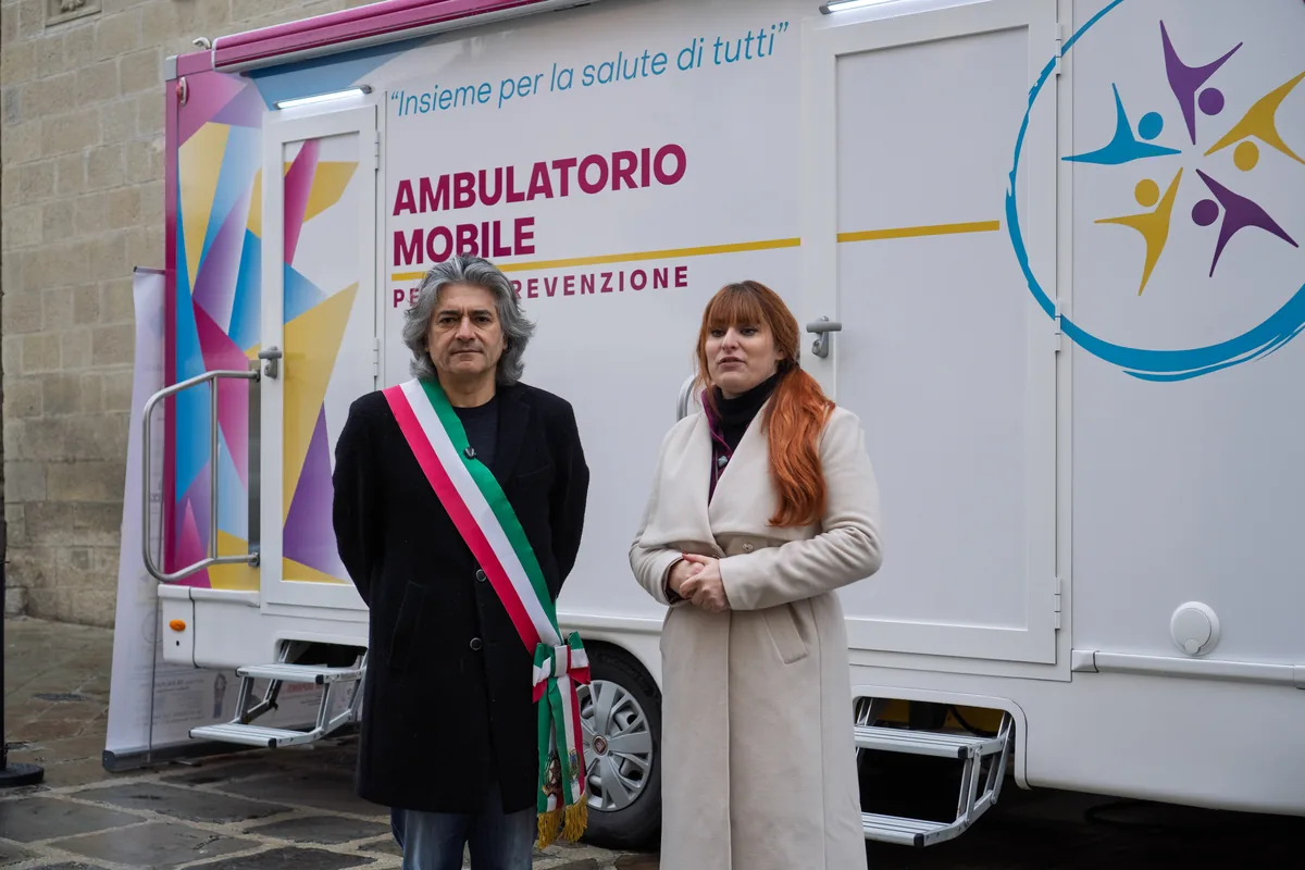 Attestato a un partner davanti all'ambulatorio mobile a Vergato