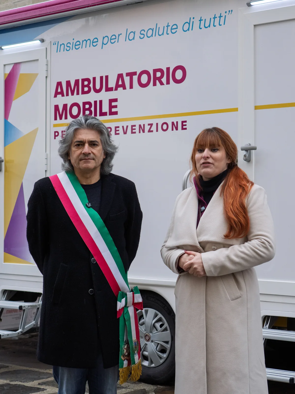 Il sindaco di Vergato con la fascia tricolore davanti all'ambulatorio mobile della Clinica Mobile