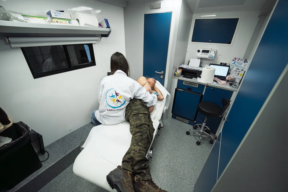 Interno dell'ambulatorio mobile attrezzato per le visite cardiologiche a Vergato