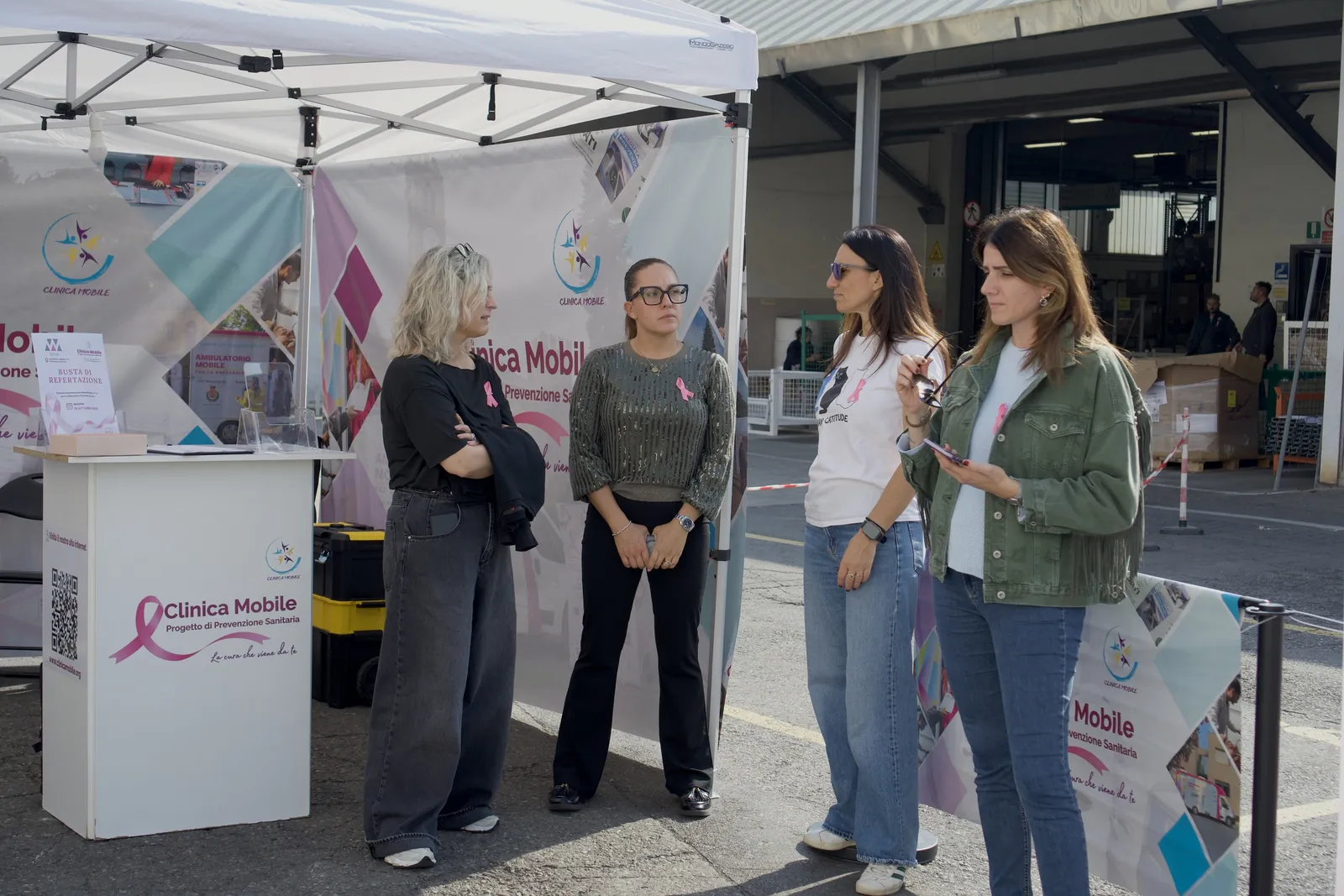 Quattro colleghe di Wittur aspettano il turno al gazebo dell'accoglienza