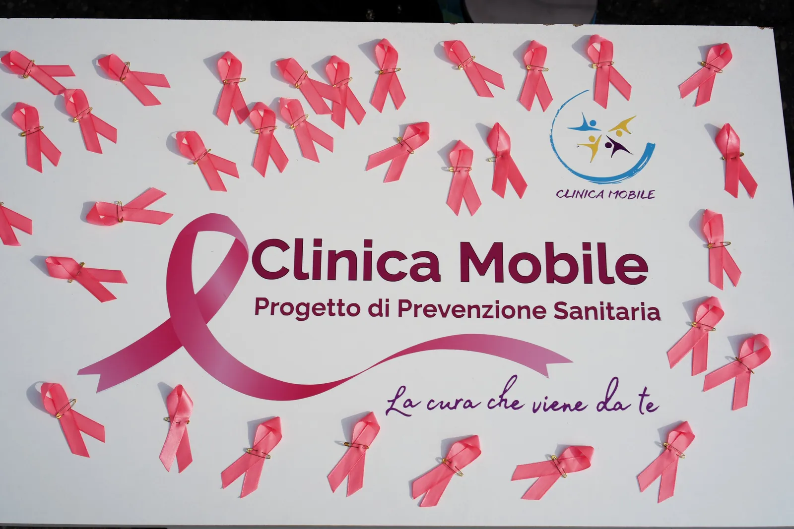 Decine di fiocchi rosa sul banco di Clinica Mobile in Wittur