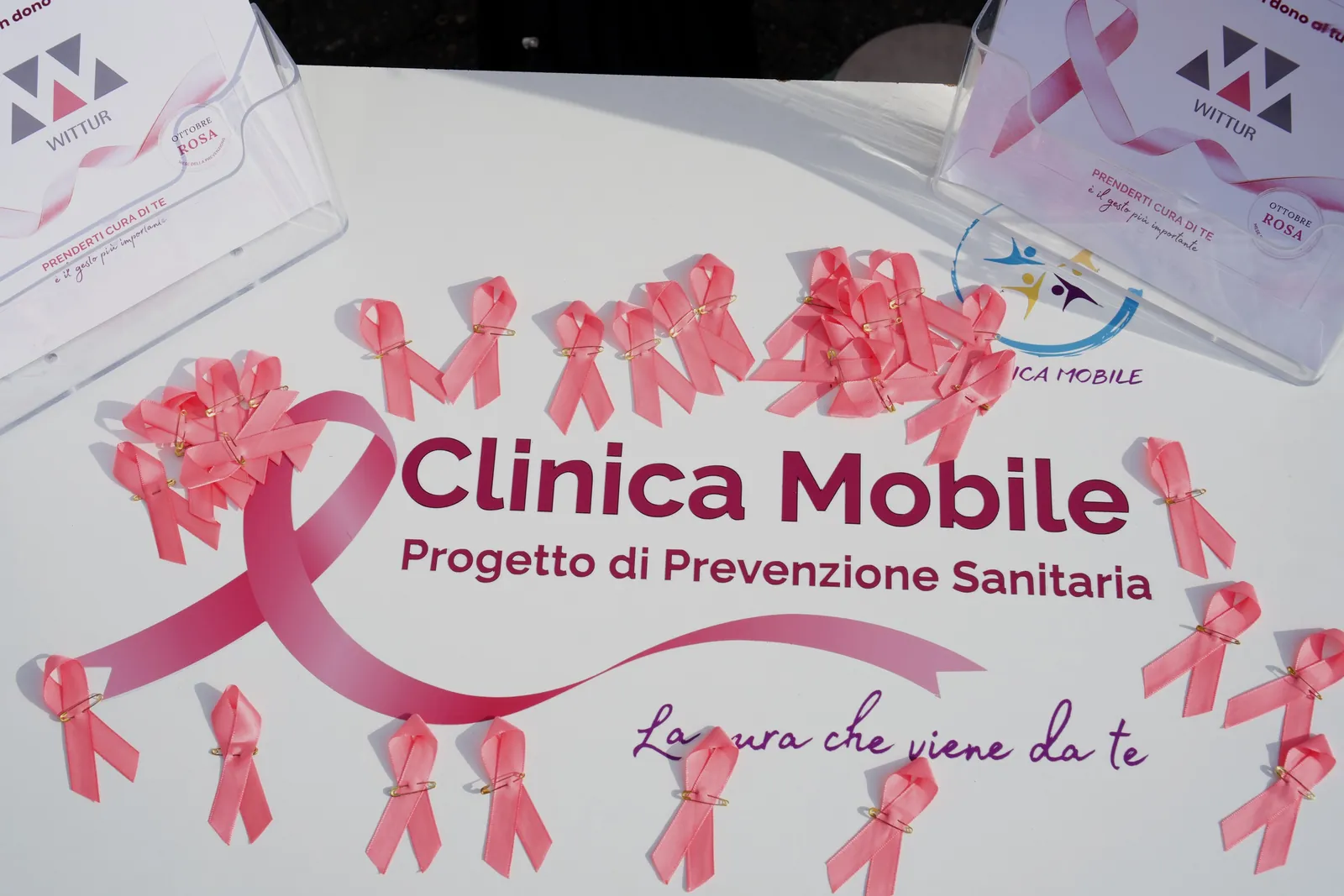 I fiocchi rosa per la prevenzione del tumore al seno sul banco dell'accoglienza