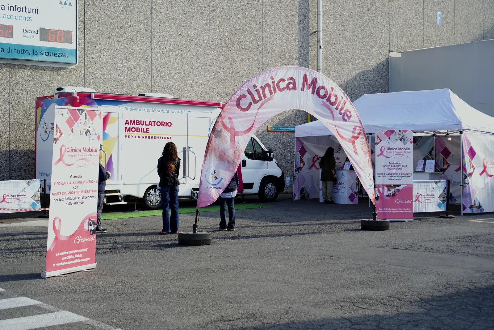 L'ambulatorio mobile, l'arco rosa e il gazebo nel piazzale della sede Wittur di Colorno