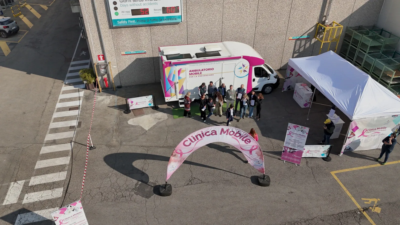 Il piazzale di Wittur visto dall'alto con l'ambulatorio mobile, il gazebo e l'arco rosa