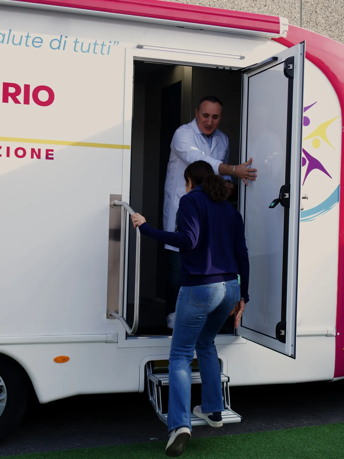 Il medico accoglie una dipendente di Wittur sulla porta dell'ambulatorio mobile