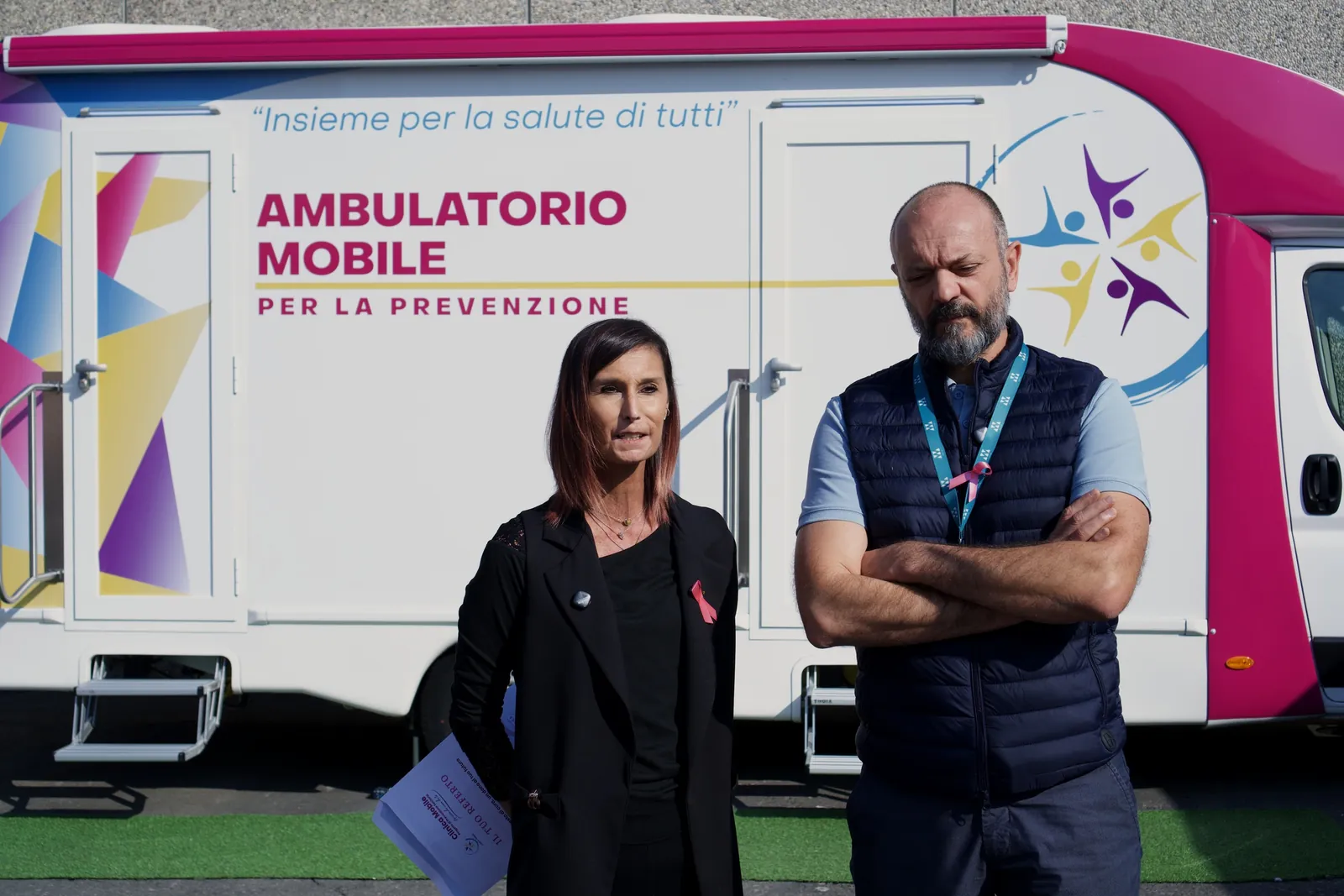 Due colleghi di Wittur con il fiocco rosa davanti all'ambulatorio mobile