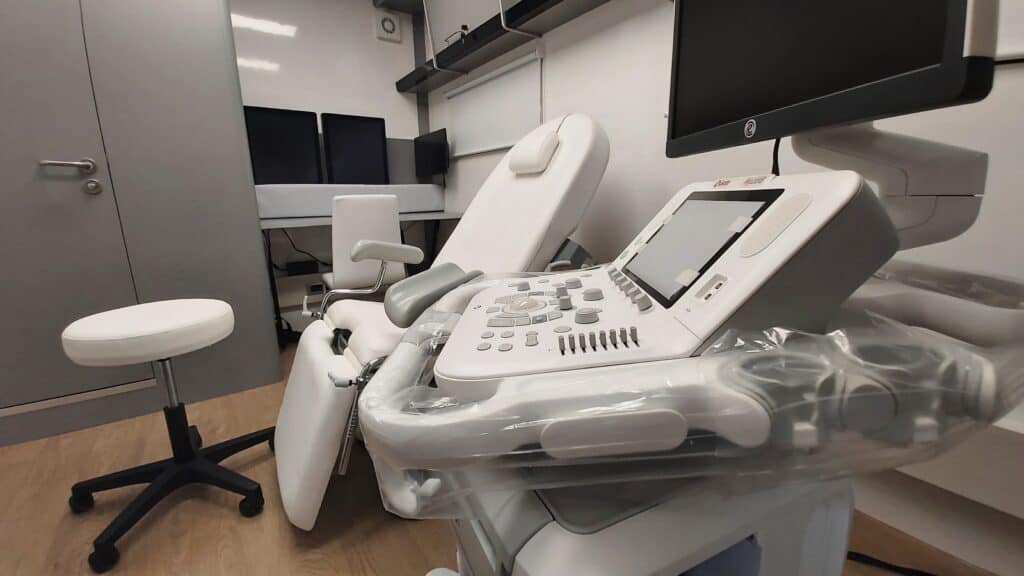 Interno della Clinica Mobile con ecografo di ultima generazione e poltrona per visite specialistiche di prevenzione.