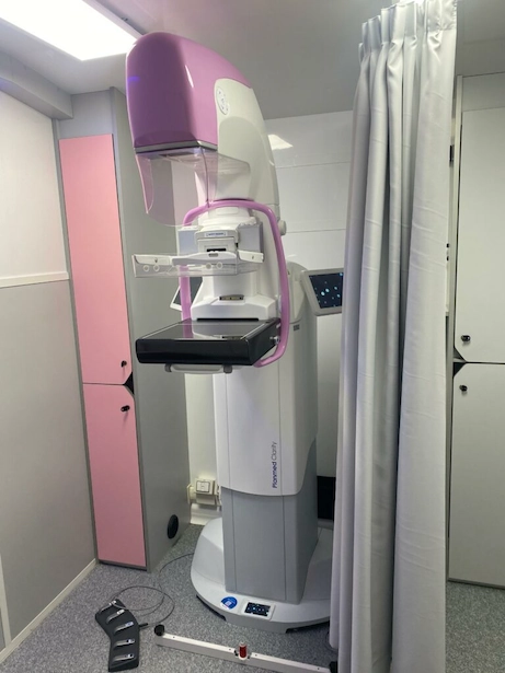 Clinica Mobile ambulatorio medico su ruote dotato di mammografo digitale, ecografo e videodermatoscopio per screening oncologici gratuiti e prevenzione sanitaria nelle piazze e aziende.